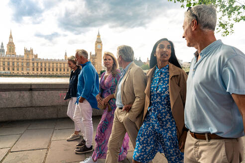 Eine Gruppe alter Freunde verbringt ihre Zeit zusammen in den wichtigsten Teilen Londons und besucht die Gegend um Westminster und den St. James Park. Wiedersehen alter Freunde - DMDF08428