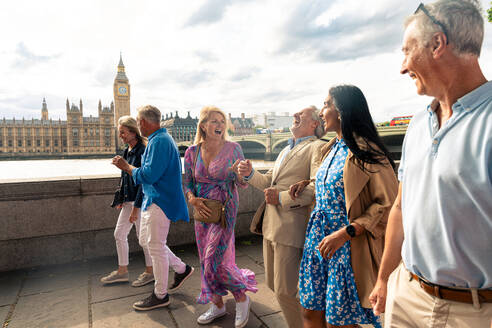 Eine Gruppe alter Freunde verbringt ihre Zeit zusammen in den wichtigsten Teilen Londons und besucht die Gegend um Westminster und den St. James Park. Wiedersehen alter Freunde - DMDF08431