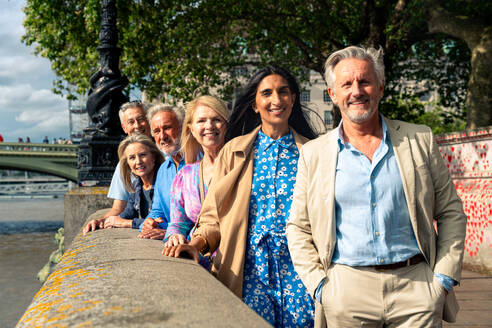 Eine Gruppe alter Freunde verbringt ihre Zeit zusammen in den wichtigsten Teilen Londons und besucht die Gegend um Westminster und den St. James Park. Wiedersehen alter Freunde - DMDF08433