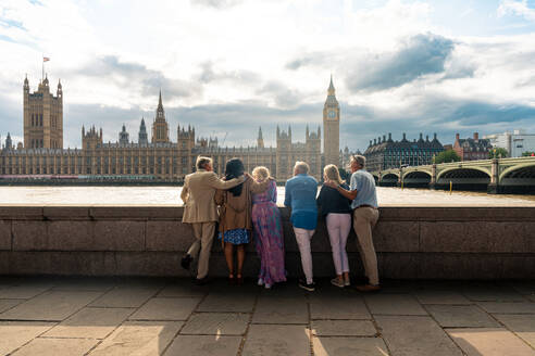 Eine Gruppe alter Freunde verbringt ihre Zeit zusammen in den wichtigsten Teilen Londons und besucht die Gegend um Westminster und den St. James Park. Wiedersehen alter Freunde - DMDF08437