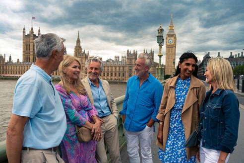 Eine Gruppe alter Freunde verbringt ihre Zeit zusammen in den wichtigsten Teilen Londons und besucht die Gegend um Westminster und den St. James Park. Wiedersehen alter Freunde - DMDF08445