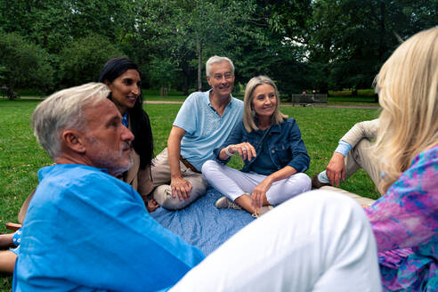 Eine Gruppe alter Freunde verbringt ihre Zeit zusammen in den wichtigsten Teilen Londons und besucht die Gegend um Westminster und den St. James Park. Wiedersehen alter Freunde - DMDF08468