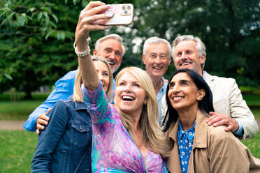 Group of old friends spending time together in the main parts of london, visiting the westminster area and st. james park. Old buddies reunion. Concept about third age and seniority - DMDF08504