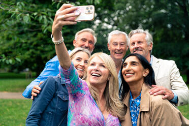 Group of old friends spending time together in the main parts of london, visiting the westminster area and st. james park. Old buddies reunion. Concept about third age and seniority - DMDF08505