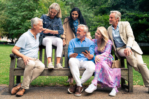 Eine Gruppe alter Freunde verbringt ihre Zeit zusammen in den wichtigsten Teilen Londons und besucht die Gegend um Westminster und den St. James Park. Wiedersehen alter Freunde - DMDF08521