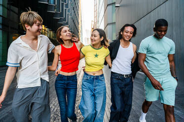 Multirassische Gruppe von glücklichen jungen Freunden in der Londoner City - Multiethnische Teenager treffen sich und haben Spaß in der Tower Bridge, UK - Konzepte über jugendlichen Lebensstil, Reisen und Tourismus - DMDF08739