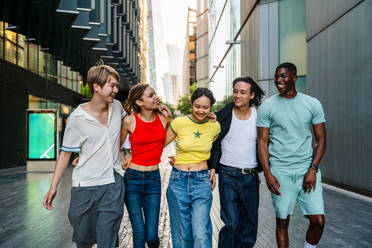 Multiracial group of happy young friends bonding in London city - Multiethnic teens students meeting and having fun in Tower Bridge area, UK - Concepts about youth lifestyle, travel and tourism - DMDF08740