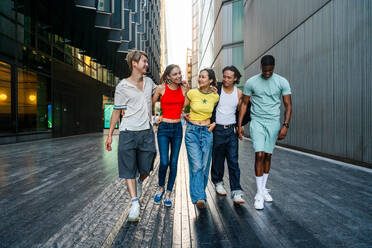 Multirassische Gruppe von glücklichen jungen Freunden in der Londoner City - Multiethnische Teenager treffen sich und haben Spaß in der Tower Bridge, UK - Konzepte über jugendlichen Lebensstil, Reisen und Tourismus - DMDF08741
