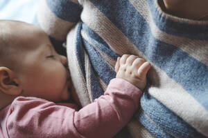 Mutter stillt ihre kleine Tochter zu Hause - IHF01859