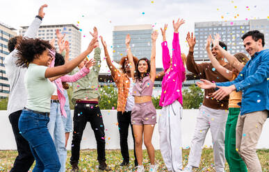 Happy playful multiethnic group of young friends bonding outdoors - Multiracial millennials students meeting in the city, concepts of youth, people lifestyle, diversity, teenage and urban life - DMDF09164