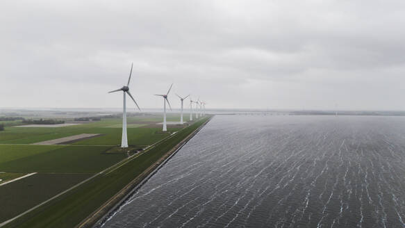 Windkraftanlagen in Meeresnähe unter freiem Himmel - JCCMF11054