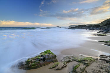 Frankreich, Bretagne, Langzeitbelichtung von Cap Frehel Strand in der Abenddämmerung - ANSF00650