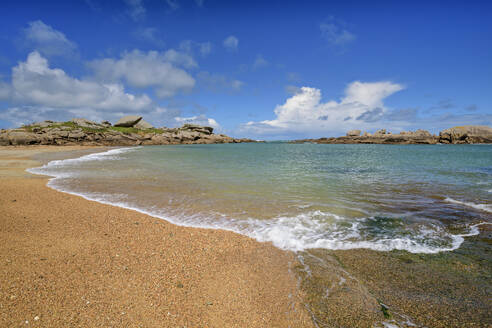 Frankreich, Bretagne, Tregastel, Rosa Granitküste im Sommer - ANSF00652