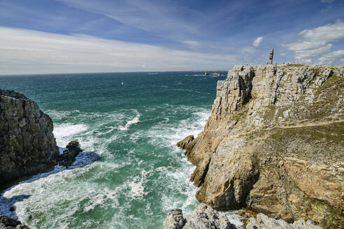 Frankreich, Bretagne, Steile Klippen des Vorgebirges Pointe de Pen-Hir - ANSF00655