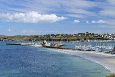 France, Brittany, Camaret-sur-Mer, Beach and harbor on Atlantic coast in summer - ANSF00656