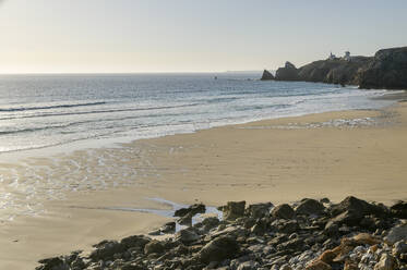 Frankreich, Bretagne, Leerer Strand Plage de Pen Hat - ANSF00661