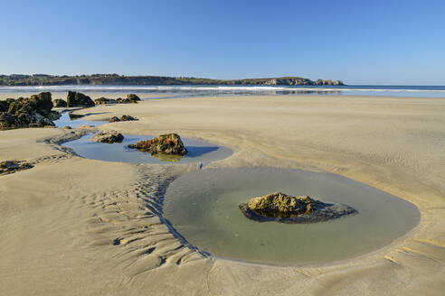 France, Brittany, Plage de Kersiguenou beach - ANSF00664