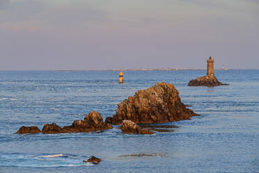 Frankreich, Bretagne, Ufer der Pointe du Raz mit kleinem Leuchtturm im Hintergrund - ANSF00680