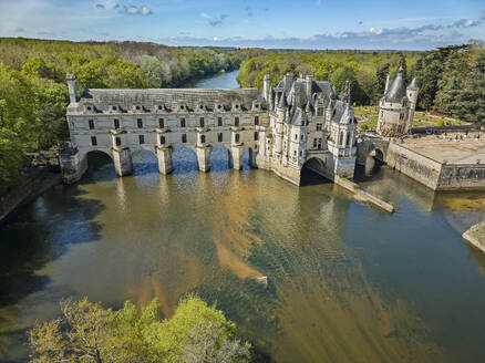 Frankreich, Centre-Val de Loire, Chenonceaux, Luftaufnahme des Schlosses Chateau de Chenonceau im Sommer - ANSF00681