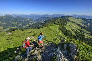 Austria, Tyrol, Wildschoenau, Man and woman hiking at Wildschonauer Hohenweg in summer - ANSF00691