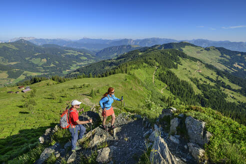Österreich, Tirol, Wildschönau, Mann und Frau wandern auf dem Wildschonauer Hohenweg im Sommer - ANSF00691