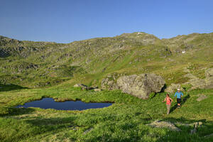 Österreich, Tirol, Mann und Frau wandern in den Kitzbüheler Alpen im Sommer - ANSF00698