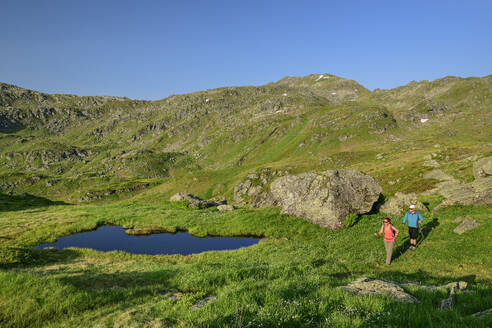 Österreich, Tirol, Mann und Frau wandern in den Kitzbüheler Alpen im Sommer - ANSF00698