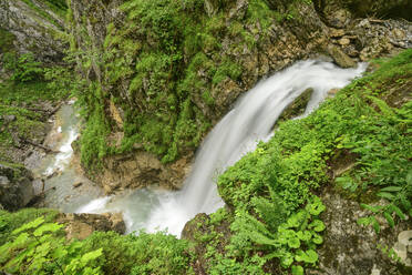Österreich, Tirol, Wasserfall plätschert in der Wolfsklamm - ANSF00700