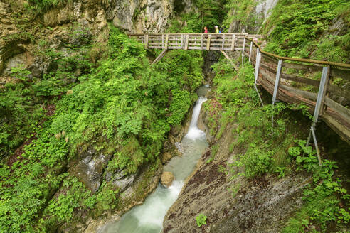 Österreich, Tirol, Holzsteg über Wasserfall in Wolfsklamm - ANSF00701