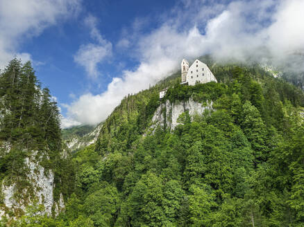 Österreich, Tirol, Kirche St. Georgenberg mit Blick auf die Wolfsklamm - ANSF00702