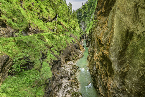 Österreich, Tirol, Brandenberger Ache, die durch Tiefenbach Gorg fließt, im Sommer - ANSF00704