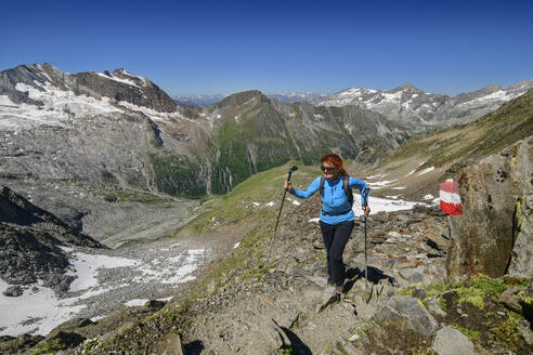 Österreich, Tirol, Wanderin auf Wanderweg in den Zillertaler Alpen - ANSF00712