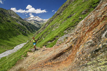 Austria, Tyrol, Female hiker in Zillertal Alps - ANSF00714