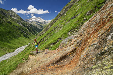 Österreich, Tirol, Wanderin in den Zillertaler Alpen - ANSF00714