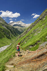 Österreich, Tirol, Wanderin in den Zillertaler Alpen - ANSF00715