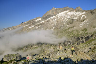 Austria, Tyrol, Female hiker following trail towards Hoher Riffler - ANSF00716