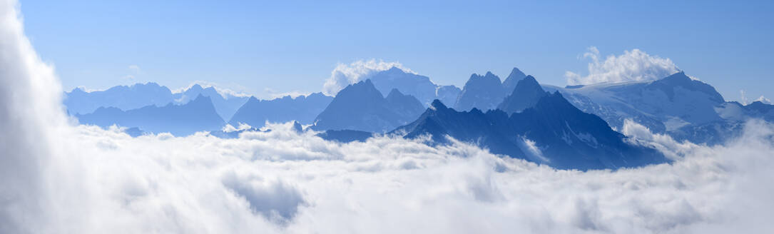 Österreich, Tirol, Blick vom Hohen Riffler Richtung Großer Loffler und Schwarzenstein mit dichtem Nebel in der Mitte - ANSF00718