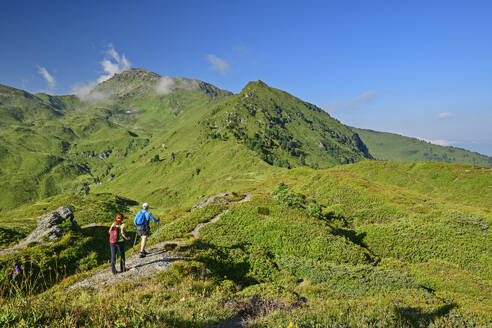 Österreich, Tirol, Mann und Frau wandern nach Gilfert - ANSF00721