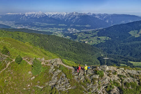 Österreich, Tirol, Luftaufnahme von zwei Wanderern, die die Aussicht vom Gamsstein bewundern - ANSF00723