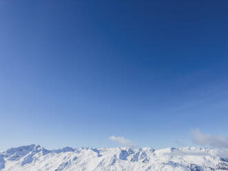 Österreich, Tirol, Axamer Lizum, Klarer blauer Himmel über schneebedeckten Gipfeln der Alpen - MMAF01501