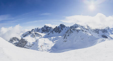 Österreich, Tirol, Axamer Lizum, Panoramablick auf schneebedeckte Gipfel in den Europäischen Alpen - MMAF01504