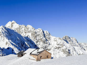 Österreich, Tirol, Einsame Hütte am Gipfel der Hafelekarspitze - MMAF01506