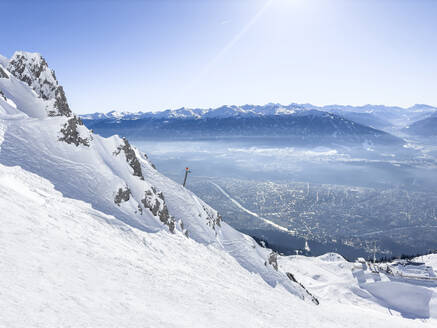 Österreich, Tirol, Blick vom schneebedeckten Gipfel der Hafelekarspitze - MMAF01507