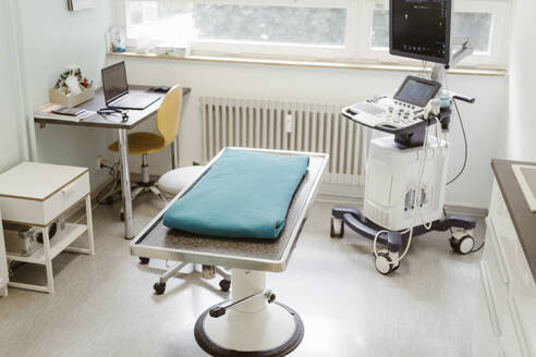 Examination table in operating room at clinic - MASF41482
