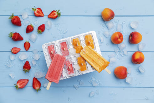 Studioaufnahme von hausgemachtem Eis mit Erdbeer- und Aprikosengeschmack - GWF07974
