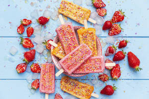 Studioaufnahme von hausgemachtem Eis mit Erdbeer- und Aprikosengeschmack - GWF07977