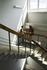 Freunde stehen und reden auf einer Treppe - DSHF01525