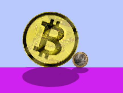 Bitcoin in der Nähe von Euro-Münze gegen farbigen Hintergrund - GWAF00441