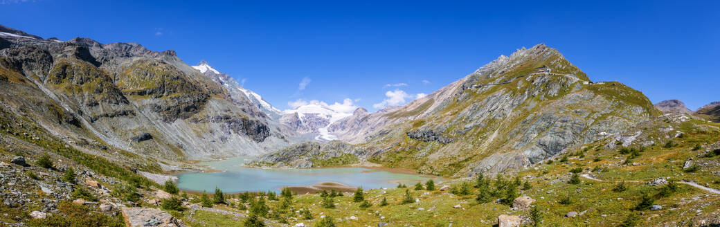 Sandersee mit Bergen an einem sonnigen Tag am Großglockner, Österreich - FOF13710