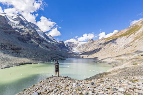 Mann steht vor dem Sandersee am Großglockner, Österreich - FOF13716